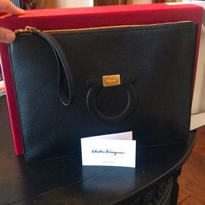 Salvatore Ferragamo City Grainy Wristlet